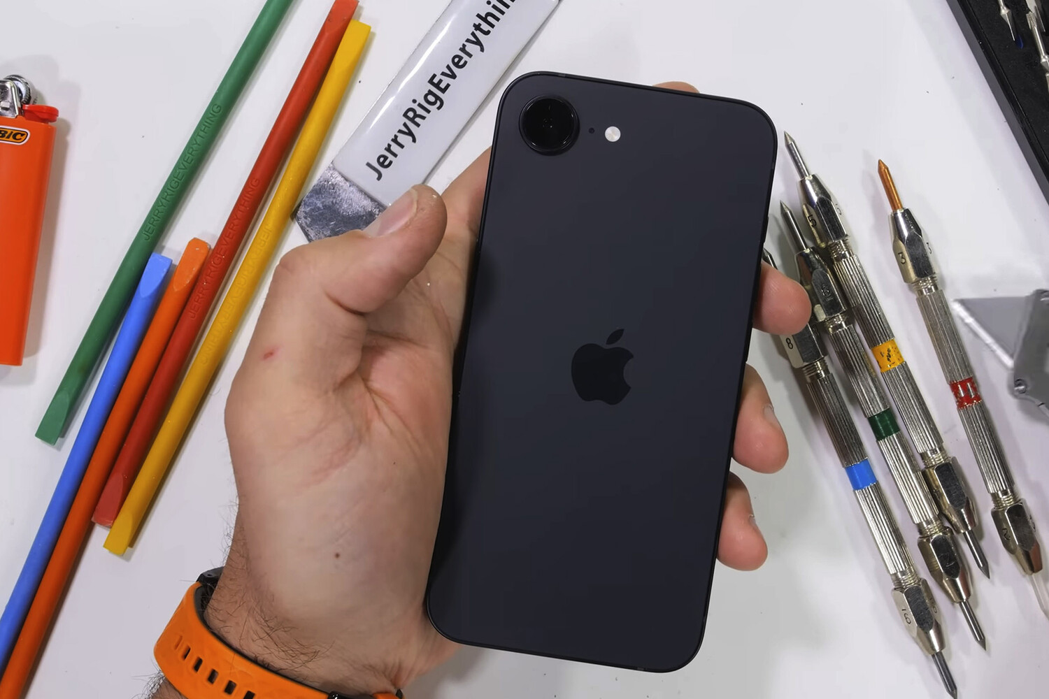 iPhone 17e имеет один из самых устойчивых к царапинам экранов