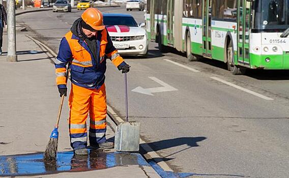 Куда бегут из России дворники с кассирами