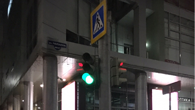 В центре Саратова появился опасный светофор
