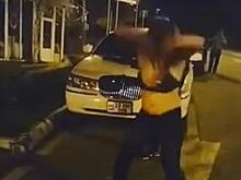 Видео: в Сочи полуобнаженная девушка устроила "грязные танцы" на дороге