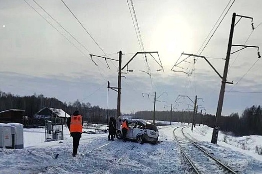 В столкновении поезда с легковушкой в Алтайском крае погибли два человека