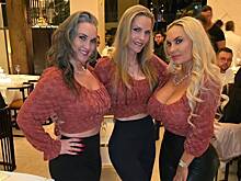 Известная модель с сестрой и 61-летней матерью снялись в одинаковых откровенных нарядах