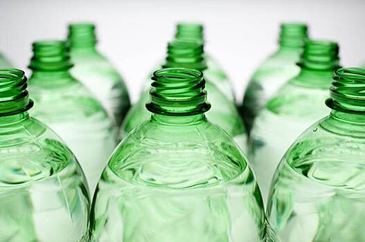 В России могут запретить продажу крепкого алкоголя в пластиковой упаковке любого объема