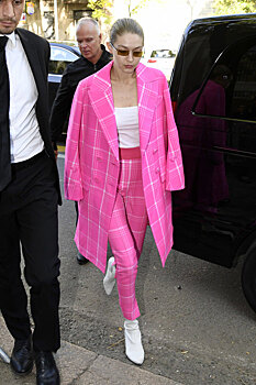 Барби? Джиджи Хадид в розовом костюме в клетку