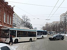 Рейсовый автобус врезался в историческое здание в Уфе