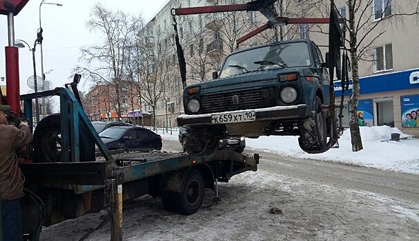Сотрудники ГИБДД предпочли эвакуировать автомобиль инвалида вместо дорогих машин