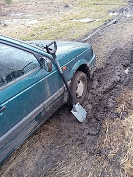 Под Краснознаменском машина избиркома попыталась сократить путь через поля и увязла в грязи