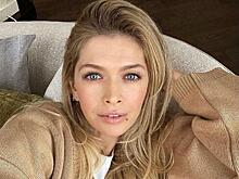 Сливочный монохром: Брежнева в свитере оверсайз и шапке-ушанке нарядила елку в саду