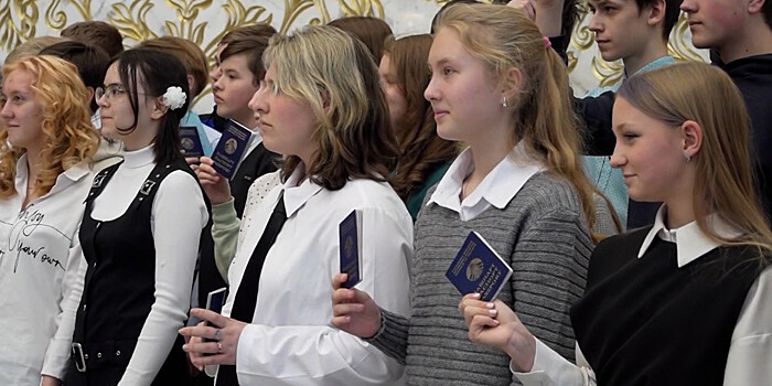 Первый паспорт: школьникам Беларуси вручили документы в День Конституции