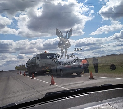 Водитель иномарки серьезно пострадал при таране грузовика на кузбасской трассе