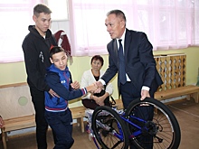 Чиновник вручил велосипед ребенку с инвалидностью