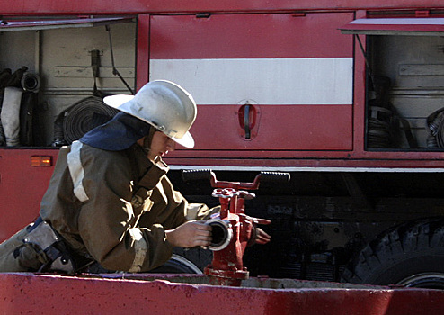 Российские военные помогли пожарным Киргизии потушить горящие поля