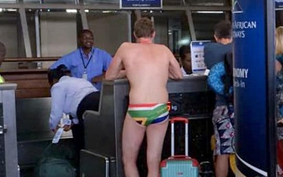 Турист прибыл в африканский аэропорт в одних плавках