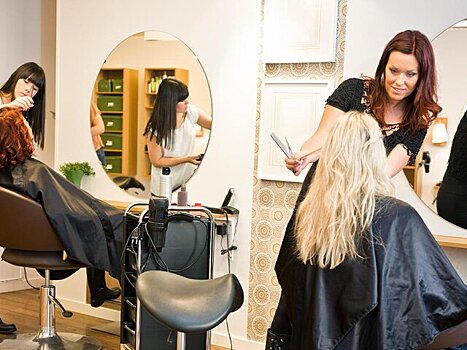 Стилист Лисовец назвал популярность челки "штрихкод" трендом на двухтысячные