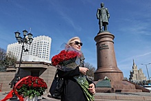 Петр Последний: В Москве возложили цветы к памятнику Петру Столыпину