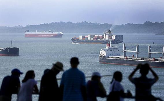 В районе Панамского канала образовалась гигантская пробка из кораблей
