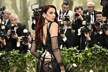 Наряд Дуа Липы на Met Gala оценили словами «гигиеническая прокладка»