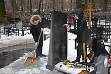 Школьники из Отрадного привели в порядок могилу легендарного разведчика Виктора Леонова