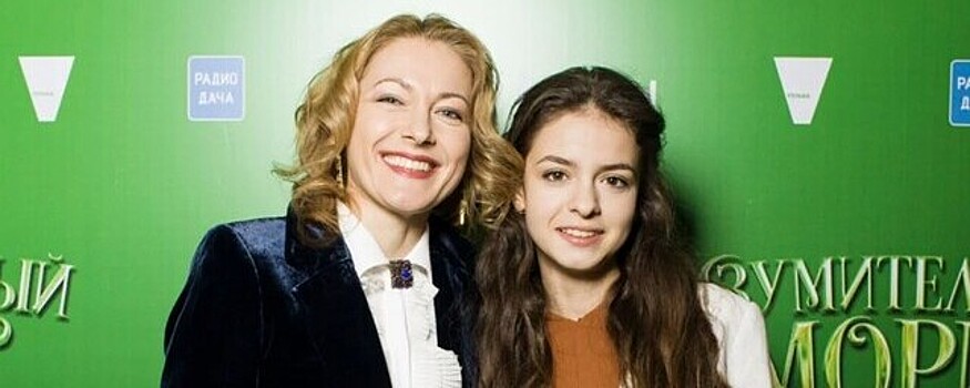 Актриса Красько появилась на премьере «Изумительного Мориса» вместе с дочкой от Файзиева