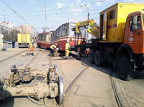 В Санкт-Петербурге трамвай с пассажирами развалился на ходу