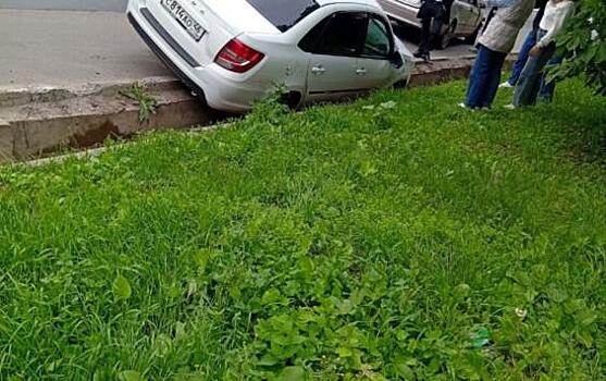 В центре Курска легковушка застряла в сливной яме