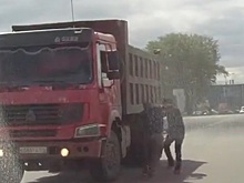 Водитель «Яндекс.Такси» подрался с водителем грузовика на дороге в Челябинске