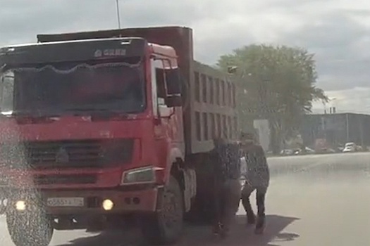 Водитель «Яндекс.Такси» подрался с водителем грузовика на дороге в Челябинске