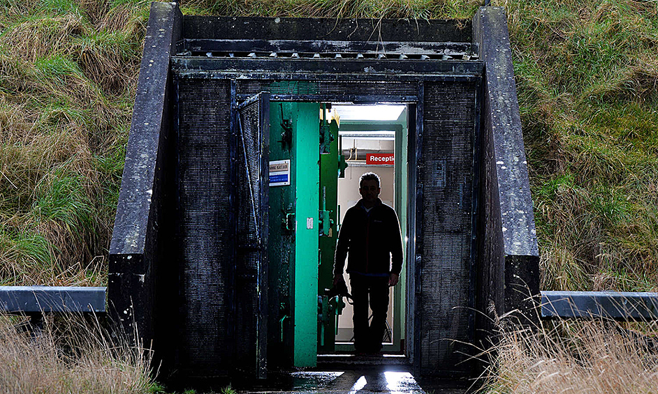 Северная Ирландия, Баллимена. Главный вход и противовзрывная дверь бункера. Закончили строить это убежище в 1990 году. Бункер рассчитан на размещение до 235 человек