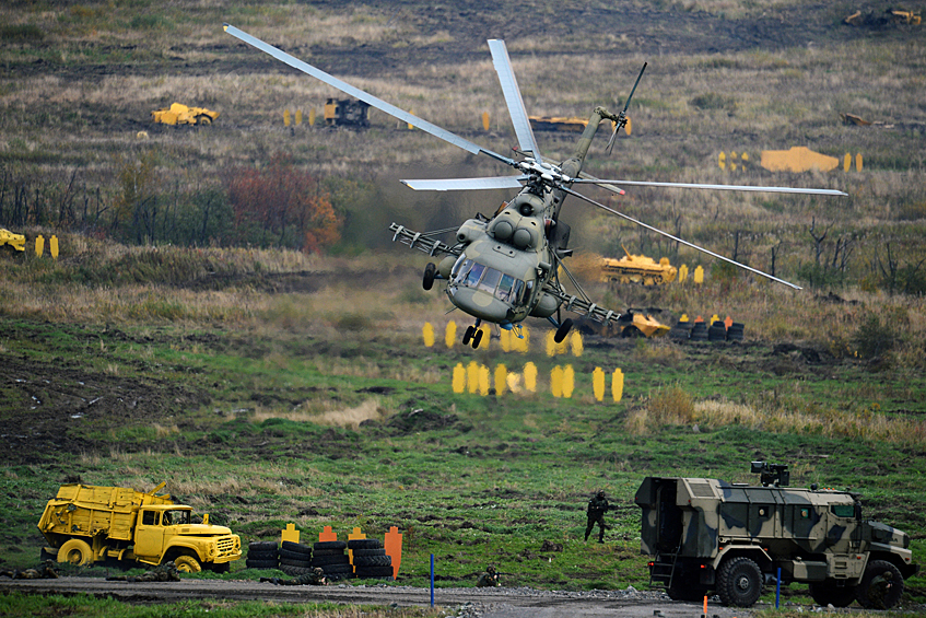 Вертолет Ми-8МТШ во время демонстрационного полета