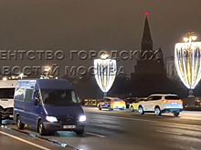Микроавтобус и две легковушки столкнулись на Большом Каменном мосту около Кремля