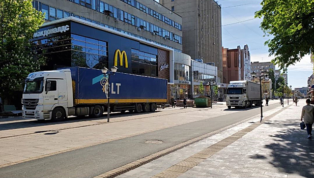 Фуры разбивают плитку на новой пешеходной зоне