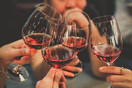 Как не испортить вкус вина: выбираем правильные бокалы вместе с сомелье