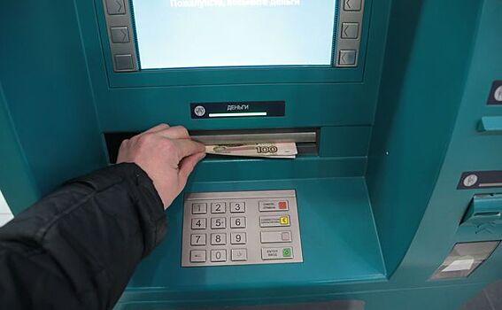 Деньги в банкоматах все чаще забывают новосибирцы
