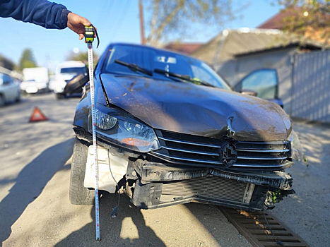 Полицейские нашли мертвого водителя в машине после ДТП с кустом в Пятигорске