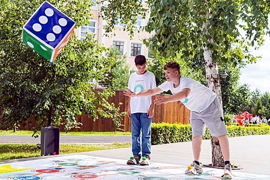 В Омске создали самую большую напольную игру об истории города