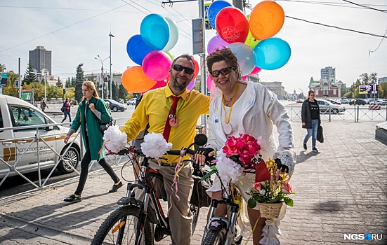 Сыграли свадьбу на колёсах: жених и невеста проехались по Красному проспекту на велосипедах