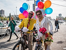 Сыграли свадьбу на колёсах: жених и невеста проехались по Красному проспекту на велосипедах