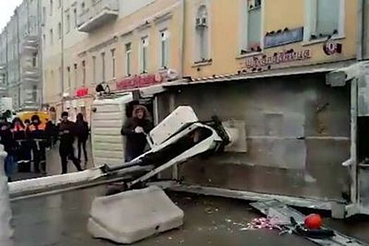 Автокран упал на проезжую в центре Москвы