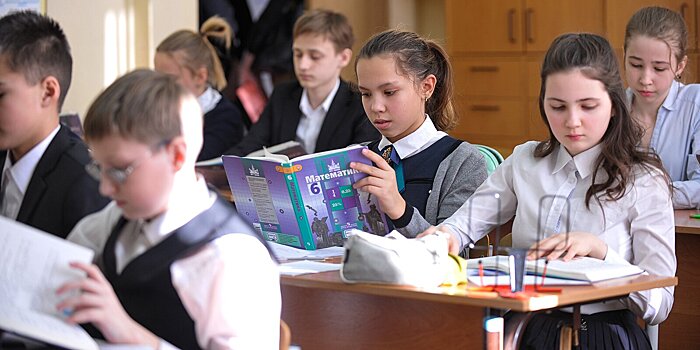 Молодые парламентарии провели деловую игру в школе на Флотской