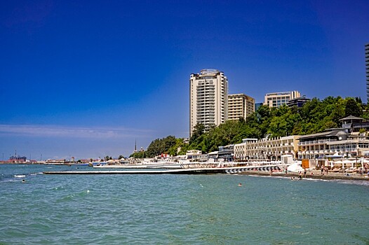 Эвакуация на пляжах, закрытый аэропорт и вой сирен: в Сочи объявлена беспилотная опасность