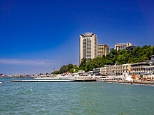 Эвакуация на пляжах, закрытый аэропорт и вой сирен: в Сочи объявлена беспилотная опасность