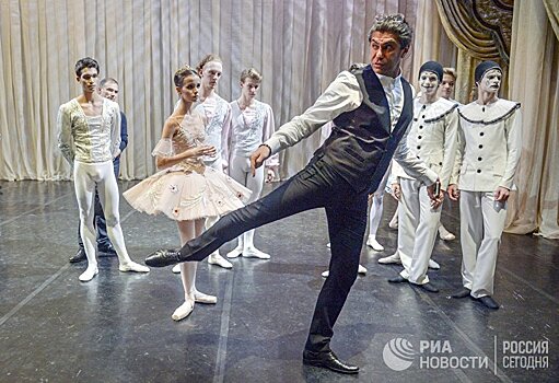 Подающему надежды 17-летнему финскому танцовщику балета Марко Юуселе приходится терпеть оскорбления, шлепки и строгую дисциплину в российской балетной академии: «Мы к этому уже привыкли»
