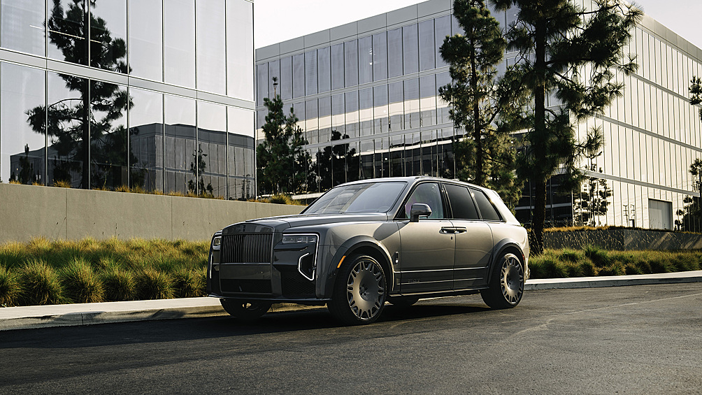 Проект Brabus 700 представляет собой второе поколение кроссовера Rolls-Royce Cullinan Series II, которое подверглось серьёзному тюнингу. Машина получила аэродинамический обвес из неокрашенного углепластика, 24-дюймовые колёса и двигатель V12 мощностью 700 л.с.