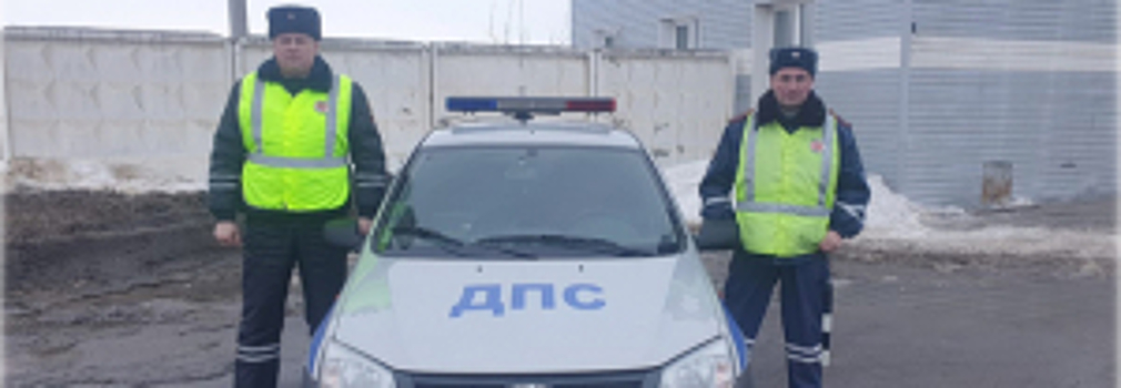 В Вологодской области сотрудники ГИБДД помогли водителю, у которого лопнуло колесо на автомобиле 