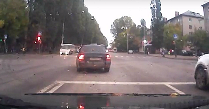 В Пензе торопливый водитель совершил фальстарт на перекрестке