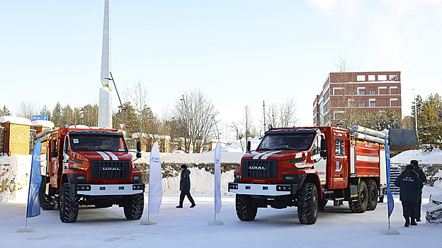 «Газпромнефть-Ноябрьскнефтегаз» передал пожарным подразделениям два новых автомобиля