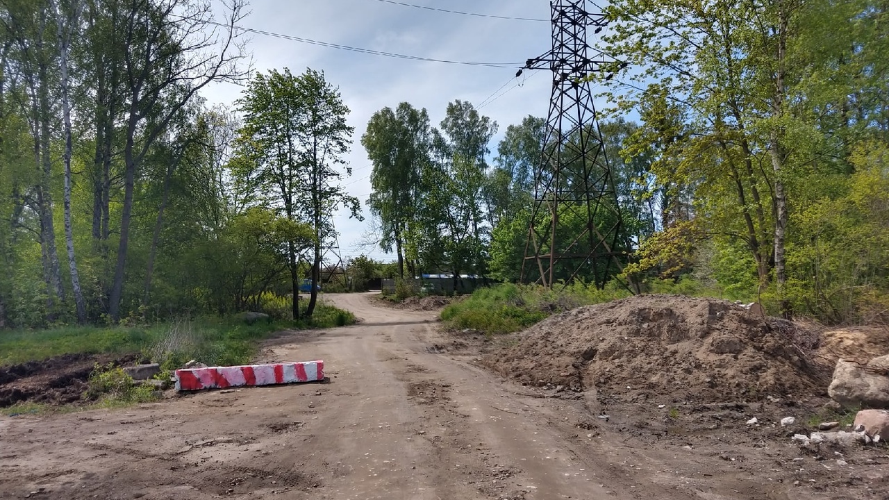 В СНТ под Светлогорском перекрыли дорогу бетонными блоками. Жители считают,  что это сделал депутат - Рамблер/авто