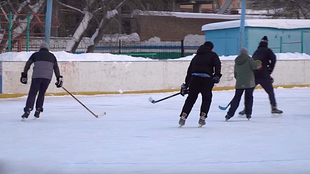Двое игроков «Сибири» сыграли в хоккей на дворовой коробке с горожанами