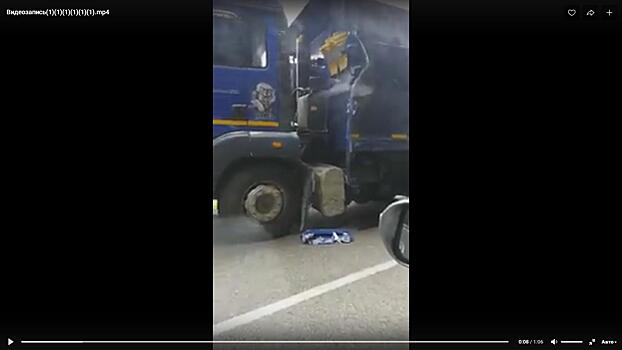 Два встречных большегруза разбились под Туапсе, водителя зажало в кабине