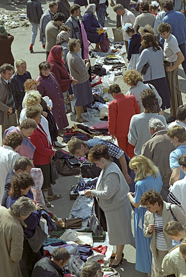 Вещевой рынок в Гродно, Белорусская ССР, 1990 год